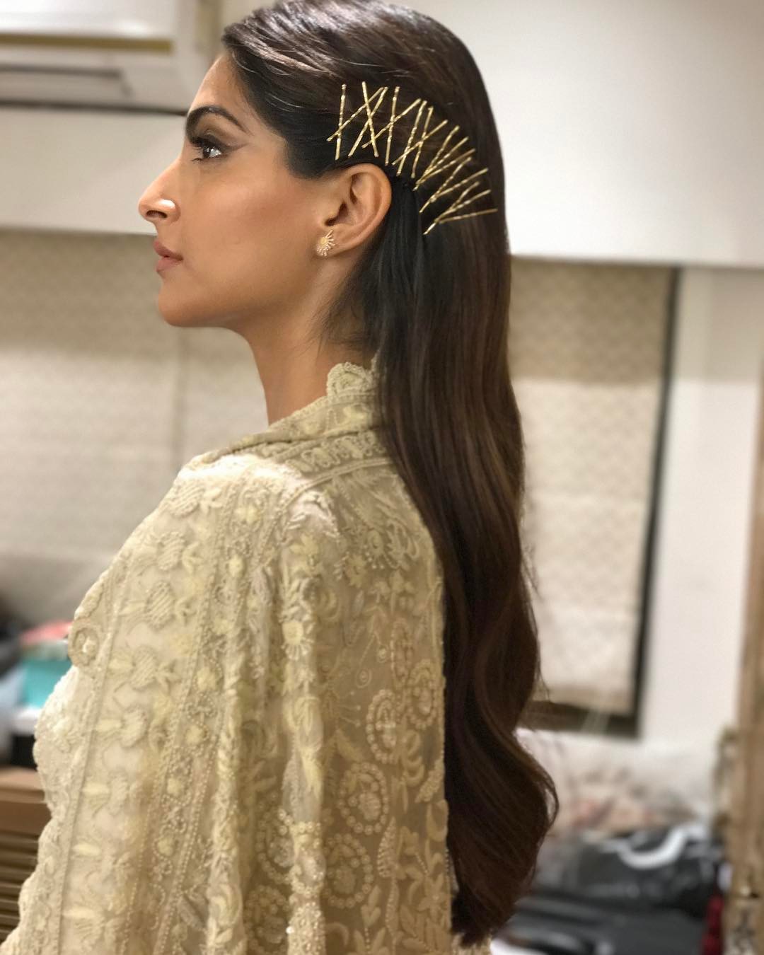Sonam Kapoor Hair Accessories are the new Party Hairstyles – Stylingstars